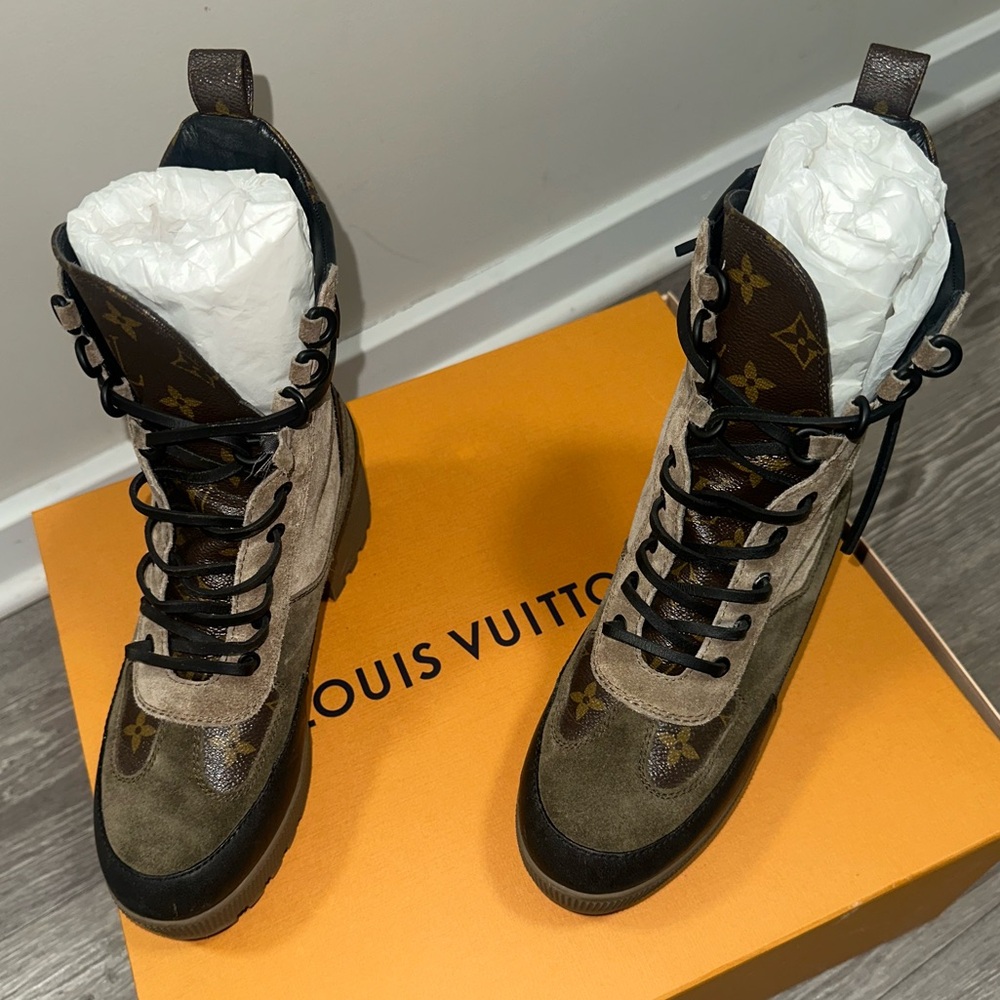 LOUIS VUITTON AUTHENTIC Laureate Platform Desert Boot